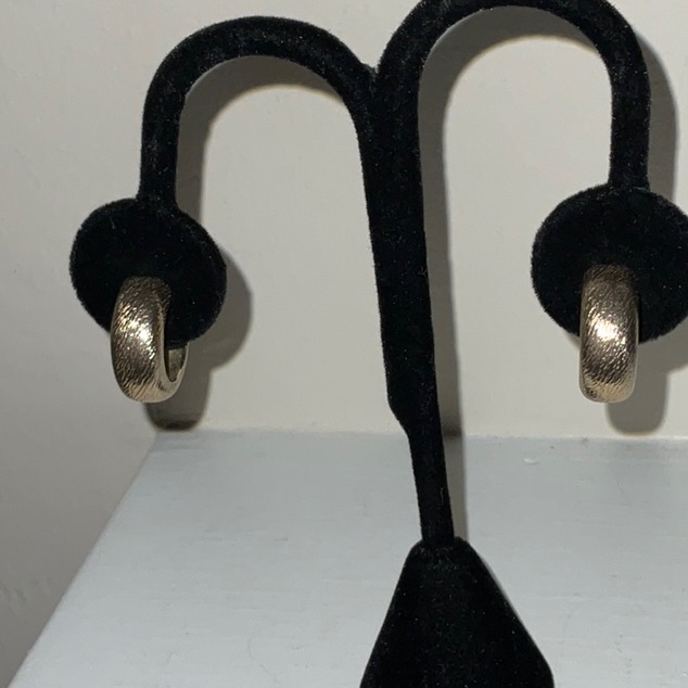 Sarah Coventry Gold Tone Textured Clip On Hoop Earrings Vintage 20$
